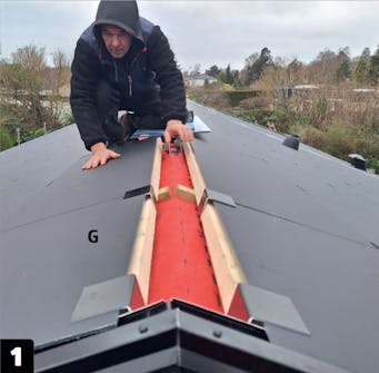 Tag med indbygget solceller: Øverste række laves af aluplader Tag med indbygget solceller: Øverste række laves af aluplader